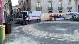 S. Agata, spazzatrice in azione in piazza Universit&agrave; per la pulizia della cera