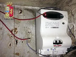 Adrano, 2 donne denunciate per furto di energia elettrica: rischiano il carcere e una maxi multa