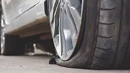 Canicatt&igrave;: squarciate le gomme dell'auto di un 50enne accusato di disturbare delle donne