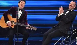 Sanremo, la scaletta di stasera: cantanti, co-conduttrice, ospiti e la comicit&agrave; di Angelo Duro