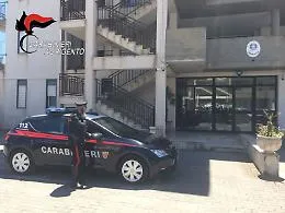 Canicatt&igrave;, si oppone allo sfratto e aggredisce i carabinieri