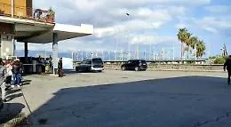 Donne uccise a Riposto, uno dei cadaveri portato via dal Lungomare Pantano