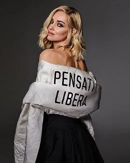 Sanremo, i look di Chiara Ferragni da "Pensati libera" alla collana a forma di utero