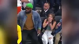 La reazione della ragazza che vede LeBron James sedersi accanto a lei e non crede ai suoi occhi
