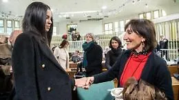 Ruby ter, Karima stringe la mano e regala il suo libro alla pm Siciliano: &laquo;Cos&igrave; conoscerete la mia vera storia&raquo;