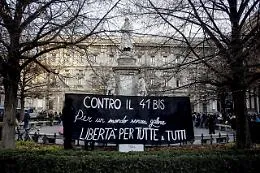 Cospito: presidio degli anarchici davanti al Comune di Milano