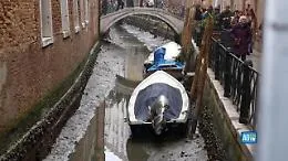 Venezia alle prese con la bassa marea, le immagini dei canali in secca
