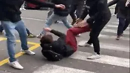 Studenti colpiti con calci e pugni dai fascisti davanti liceo di Firenze: il video dell'aggressione