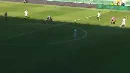 Palermo, gol spettacolare di Verre: calcia dalla propria met&agrave; campo
