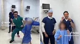Pediatra egiziano balla con i bambini prima di entrare in sala operatoria