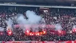 Gli ultr&agrave; della Stella Rossa bruciano lo striscione rubato ai Fedayn della Roma