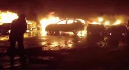 Sei auto in fiamme nella notte a Gela: rogo doloso, caccia all'autore dell'attentato incendiario