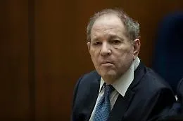 Violenza sessuale, ex produttore Weinstein condannato a 16 anni