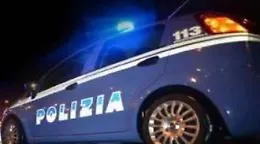 Casco in testa e pistola in pugno spara e gambizza un uomo per strada: giallo a Palermo