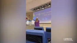 8 marzo, Alessandra Mussolini consegna un assorbente a Gentiloni: &laquo;Azzerate l'iva&raquo;