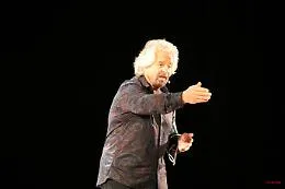 Beppe Grillo, prima lo show &laquo;Io sono il peggiore&raquo; e poi fonda una religione (per l'8 per mille)