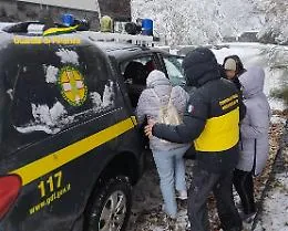 Il bus bloccato dal ghiaccio e dalla neve sull'Etna soccorso dalla GdF
