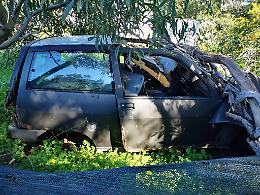 Trentatr&egrave; carcasse di auto abbandonate a Vulcano: 28 denunciati, 17.000  euro di multa