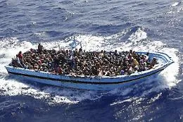 Alarm Phone lancia Sos per un barcone con 500 migranti in difficolt&agrave; nel Canale di Sicilia