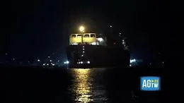Piombino, la nave rigassificatrice Golar Tundra arriva al porto: le operazioni di attracco