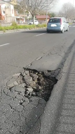 Catania, buche al Viale Lain&ograve;