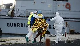 L'arrivo a Pozzallo dei 17 migranti sopravvissuti all'ultimo naufragio: uno trasferito in ospedale