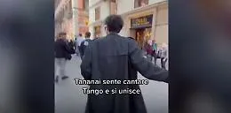 Tananai sente cantare Tango a un artista di strada a Roma e si unisce per un duetto