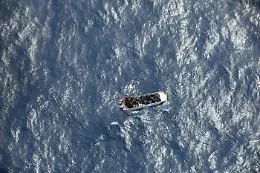 Peschereccio tenta di rubare motore del barchino, bimba cade in acqua e annega: il racconto choc dei migranti