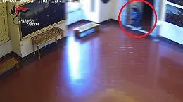 Ruba una piastrella dalla Reggia di Caserta: &laquo;Serve per la collezione&raquo;