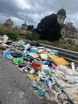Cumuli di immondizia di tutti i generi dietro il cimitero di Catania