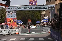 Ciclismo: al Giro di Sicilia vince lo svizzero Suter. Domani il tappone sull'Etna decider&agrave; la corsa: favorito l'ibleo Caruso