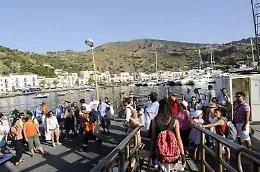 Isole minori col fiato sospeso, congelato l'aumento fino al 50% del costo dei collegamenti: si decide gioved&igrave; al ministero