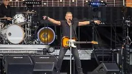 Springsteen canta 'Born in the Usa': ma l'urlo &egrave; strozzato
