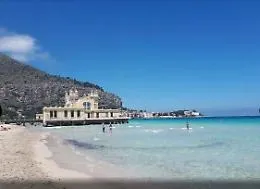Mondello, molestata mentre fa il bagno a mare: 18enne schiaffeggia l'aggressore e lo fa arrestare dalla polizia