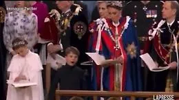 Re Carlo III: il principino Louis sbadiglia annoiato, lo sguardo di Charlotte