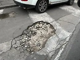 Emergenza in Via Etnea, buca enorme sulla strada