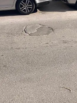 Catania, Via S. M. della Catena angolo via Zangh&igrave;: acqua ristagnante estate e inverno