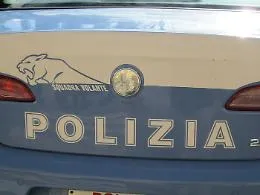 Tenta di strangolare la madre per strada: &laquo;Torna a casa e prepara da mangiare&raquo;. Arrestato