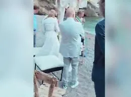Alessandro Sallusti e Patrizia Groppelli, il s&igrave; "simbolico" sulla spiaggia