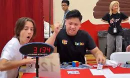 Risolve il cubo di Rubik in 3.13 secondi: &egrave; record del mondo