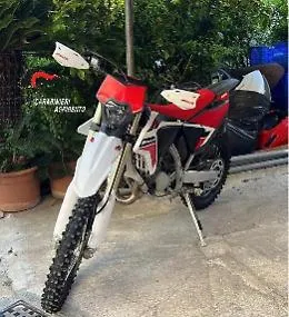 Rubavano le moto e poi chiedevano il riscatto: in tre finiscono ai domiciliari