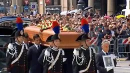Il feretro di Silvio Berlusconi arriva in piazza Duomo: un lungo applauso e il coro &laquo;C'&egrave; solo un Presidente&raquo;