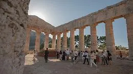 Segesta, laboratorio didattico per bambini al parco archeologico con letture e marionette a bastone