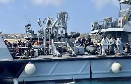 Lampedusa, arrivati sull'isola altri 32 migranti: all'hotspot adesso ci sono 372 persone, di cui 102 minori