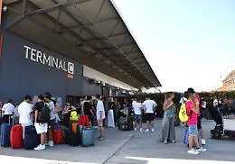 La "montagna" in eruzione: Catania bloccata, migliaia di passeggeri a terra e folle alle colate