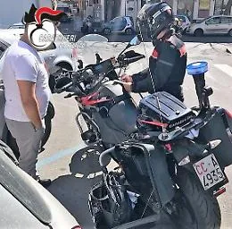 Lo shopping "gratis" al centro commerciale gli costa l'arresto per furto