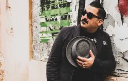 Paura per il musicista Roy Paci a Palermo: colpito da calcinacci sul suo balcone di casa
