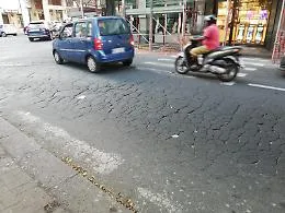 Catania, strisce pedonali sbiadite in Piazza Michelangelo