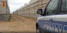 Braccianti stranieri minacciati e sfruttati nelle campagne tra Caltanissetta e Agrigento, 8 misure cautelari
