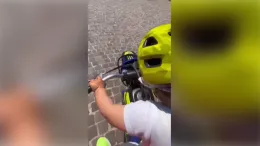 In sella a un anno d'et&agrave;: il video virale di Valentino Rossi in mini-bike con la figlia